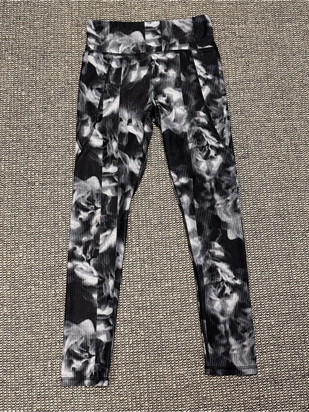 Old Navy Black & White Floral Ribbed High Rise Leggings - Picture 1 of 5